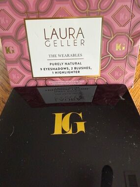 Laura Geller The Wearables Eyeshadow Palette - Pink & Gold Packaging